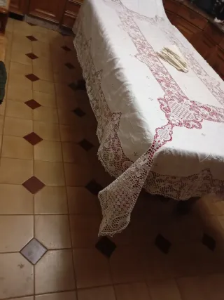 Mantelería artesanal bordada y encaje de burano