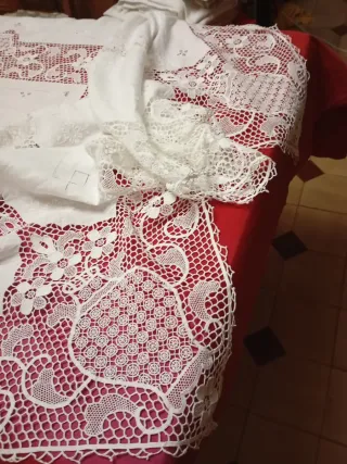 Mantelería artesanal bordada y encaje de burano