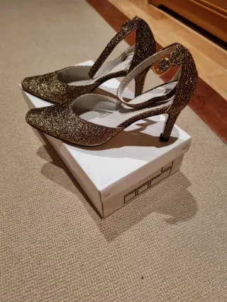 Zapatos de fiesta dorados con purpurina