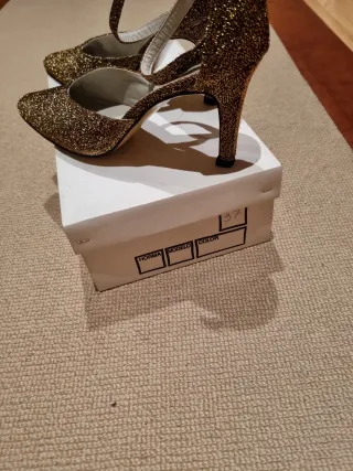 Zapatos de fiesta dorados con purpurina