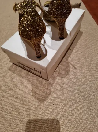 Zapatos de fiesta dorados con purpurina