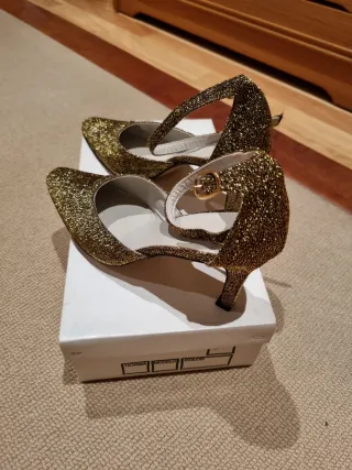 Zapatos de fiesta dorados con purpurina