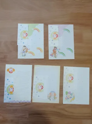 Hojas y sobres perfumados de payasos