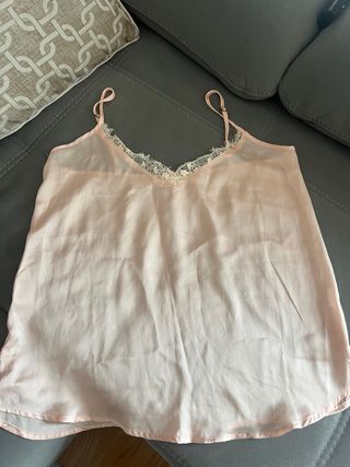 Camiseta lencera rosa con encaje