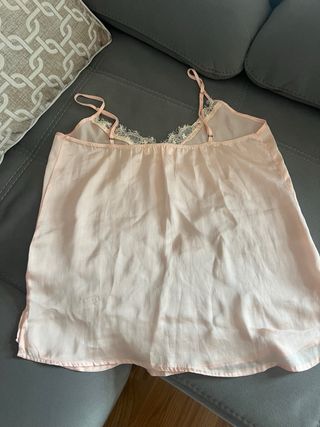 Camiseta lencera rosa con encaje