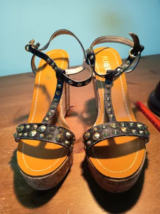 Sandalias de cuña negras con tachuelas doradas