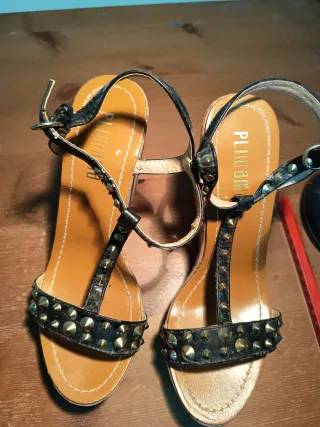 Sandalias de cuña negras con tachuelas doradas