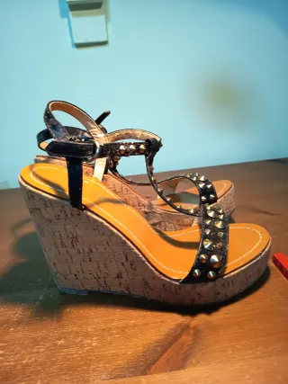 Sandalias de cuña negras con tachuelas doradas