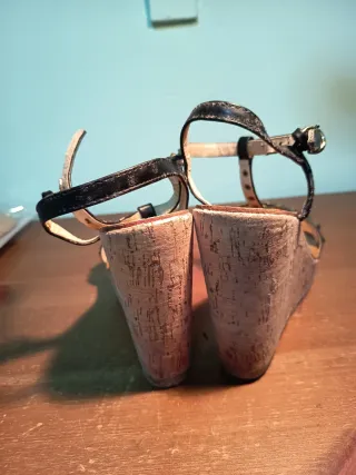 Sandalias de cuña negras con tachuelas doradas