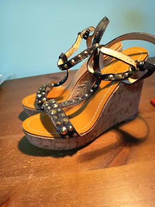 Sandalias de cuña negras con tachuelas doradas