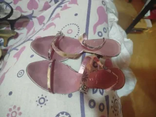 Sandalias rosas con estampado floral