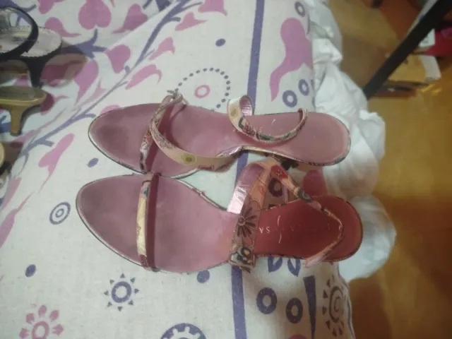 Sandalias rosas con estampado floral