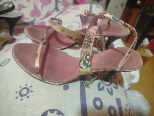 Sandalias rosas con estampado floral