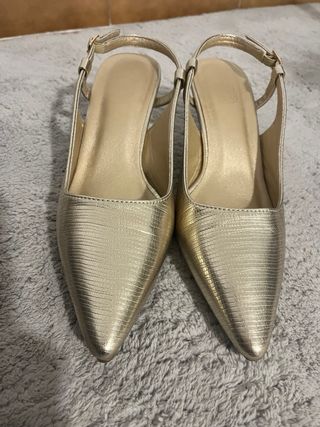 Tacones dorados bajos