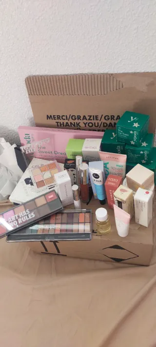 Caja sorpresa de productos de belleza nuevos