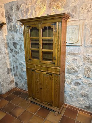 Antigua alacena de madera con puertas de cristal