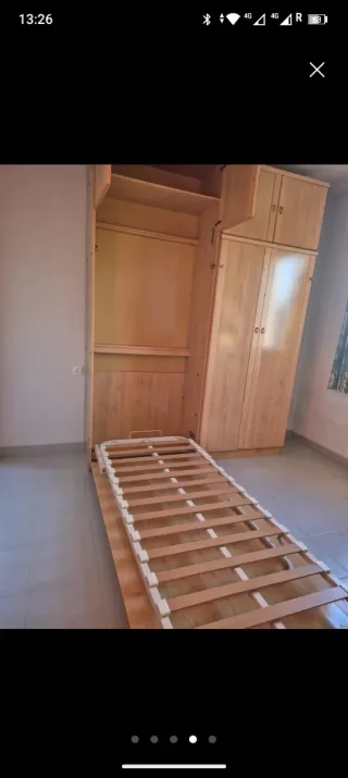 Armario de madera con 2  camas