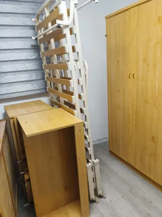 Armario de madera con 2  camas