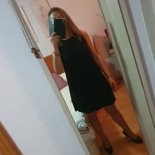 Vestido negro plisado con brillo.
