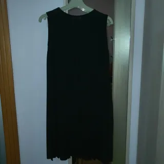 Vestido negro plisado con brillo.