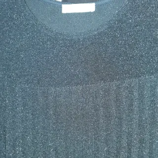 Vestido negro plisado con brillo.