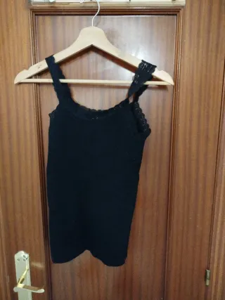 Camiseta negra con encaje