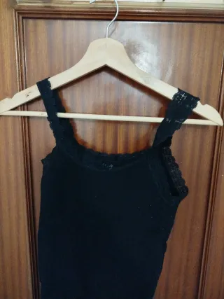 Camiseta negra con encaje
