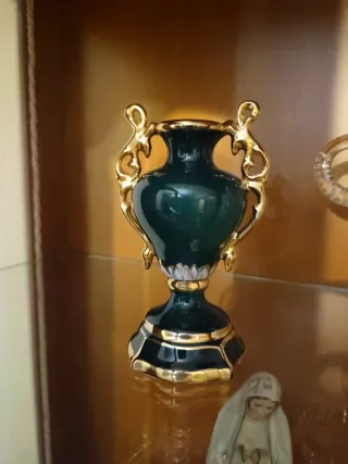 Jarrón antiguo de porcelana con detalles dorados