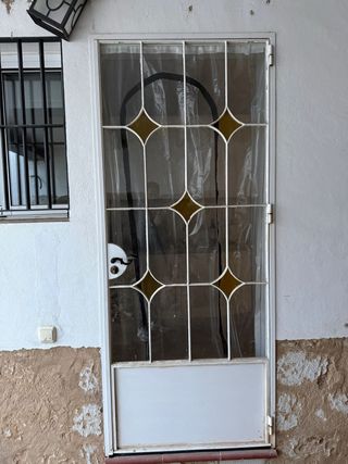 Puerta de seguridad con rejas