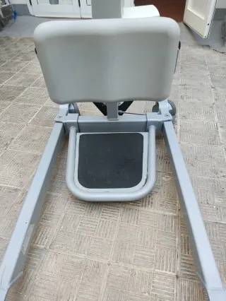 Grúa eléctrica bipedestacion cambia pañal.