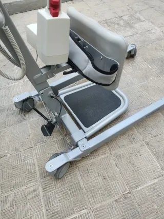 Grúa eléctrica bipedestacion cambia pañal.