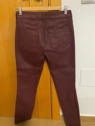 Pantalón efecto piel burdeos Massimo Dutti nuevos