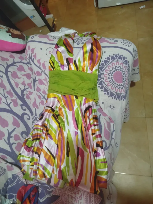 Vestido multicolor con cinturón verde