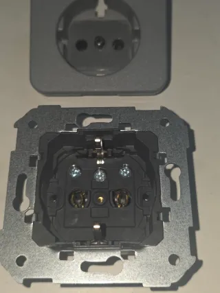 Mecanismo Enchufe Gris Completo