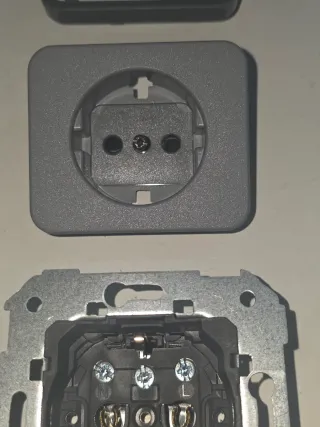 Mecanismo Enchufe Gris Completo