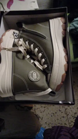 Botas deportivas verdes y blancas