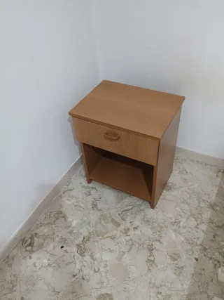 Comodino in legno con cassetto