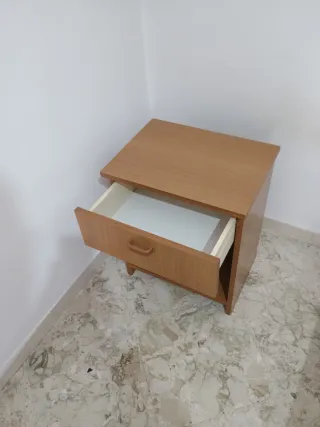 Comodino in legno con cassetto