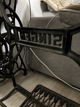 Mesa antigua pie máquina coser hierro