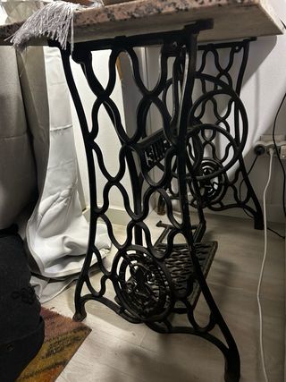 Mesa antigua pie máquina coser hierro