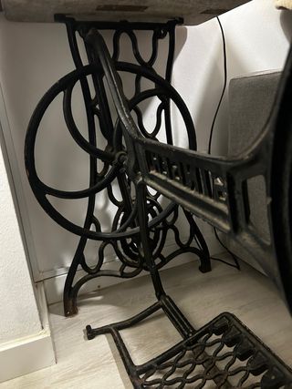 Mesa antigua pie máquina coser hierro