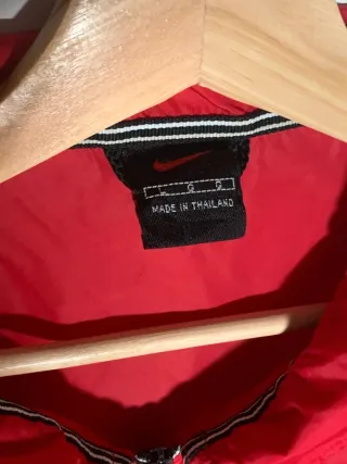 Chaqueta Nike vintage, cortavientos retro Y2K rojo