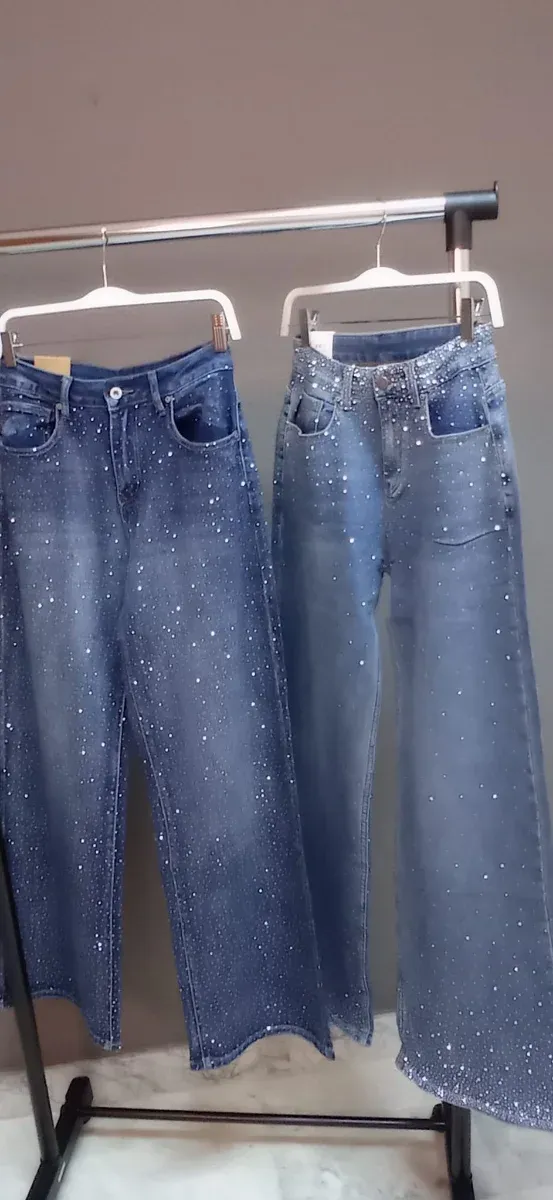 Pantalones vaqueros con brillos plateados