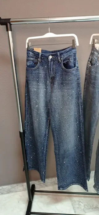 Pantalones vaqueros con brillos plateados