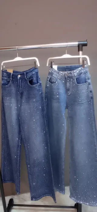 Pantalones vaqueros con brillos plateados