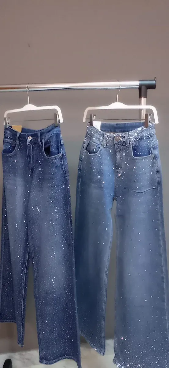 Pantalones vaqueros con brillos plateados