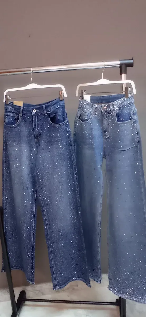 Pantalones vaqueros con brillos plateados