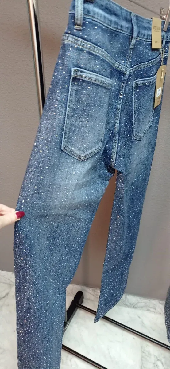 Pantalones vaqueros con brillos plateados