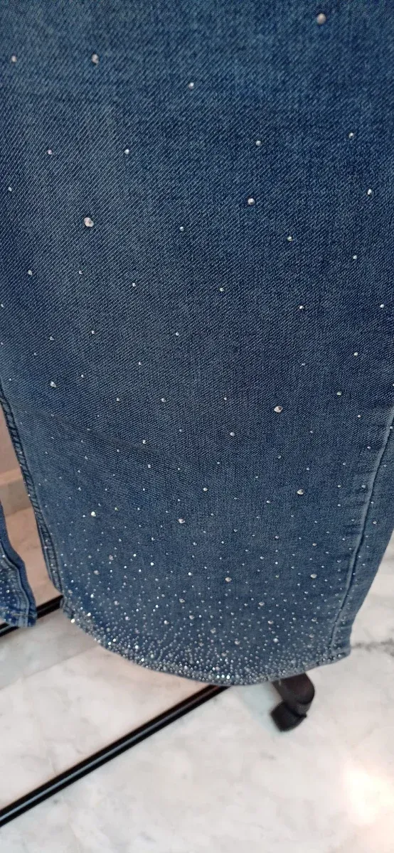 Pantalones vaqueros con brillos plateados