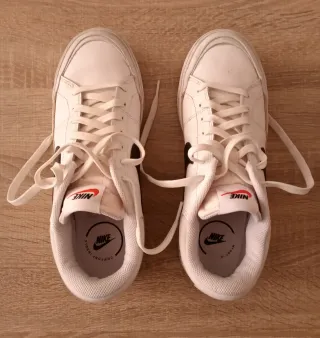 (41) Zapatillas Nike Blancas